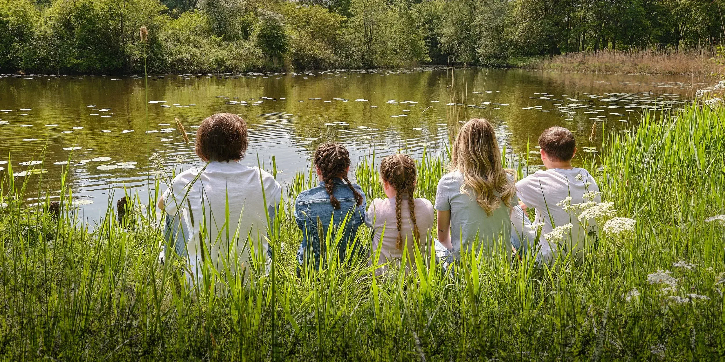 Kinderen die spelen in het Westerpark tijdens een familieshoot