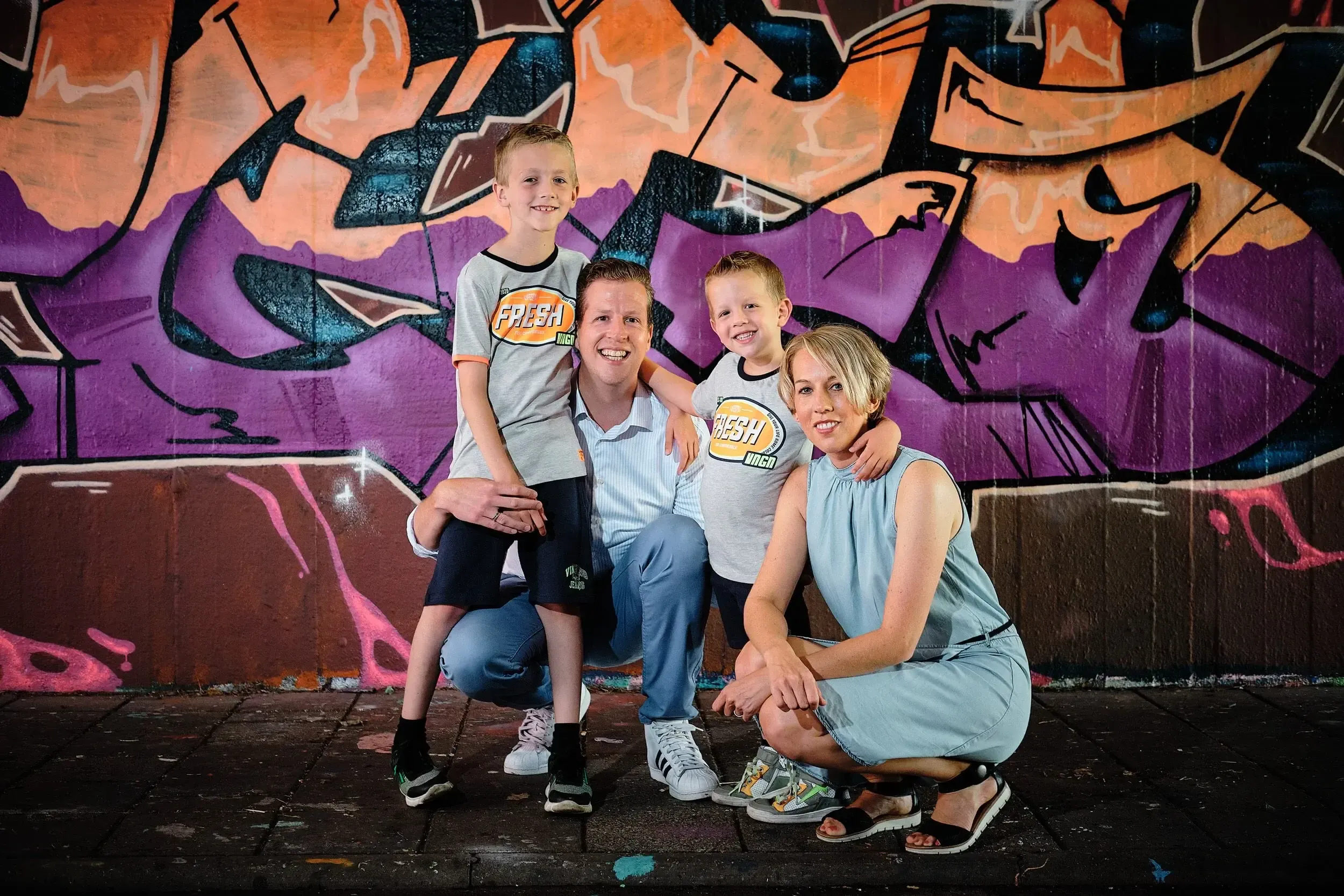Gezin fotoshoot in een graffiti tunnel.