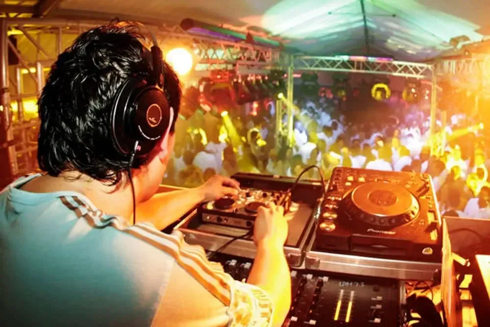 Stef Segers achter de DJ-booth tijdens een optreden