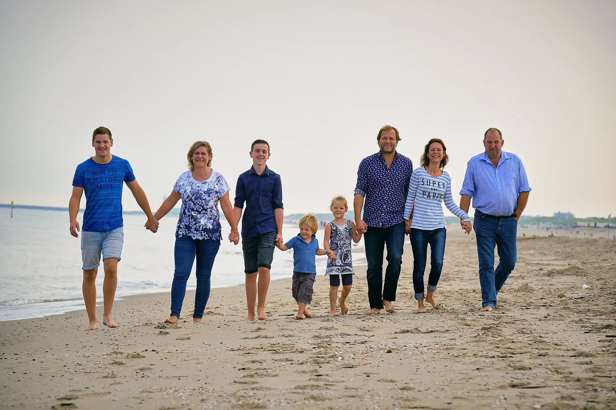 Een familieshoot op het strand in de ochtend geeft op een mooie dag mooi zacht licht.