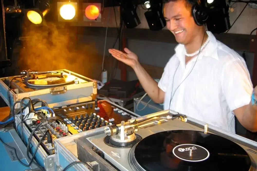 Stef Segers mixt platen tijdens een DJ-set