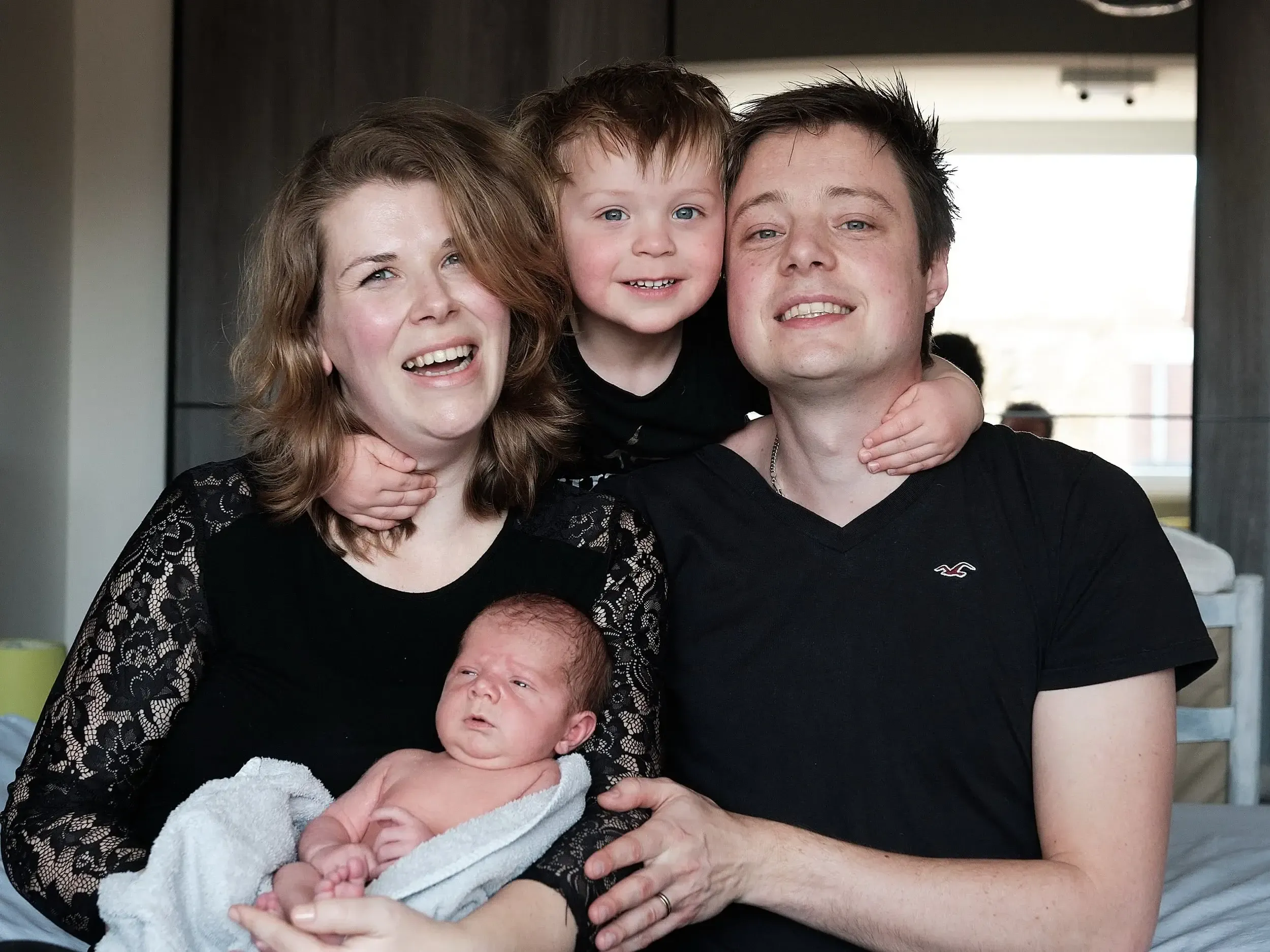 Betrek broertjes en zusjes bij de fotoshoot voor spontane foto's van het gezin met de baby.