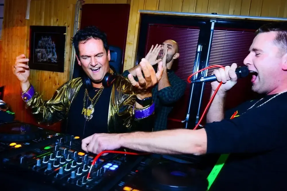 Stef Segers met microfoon tijdens een energiek DJ-optreden