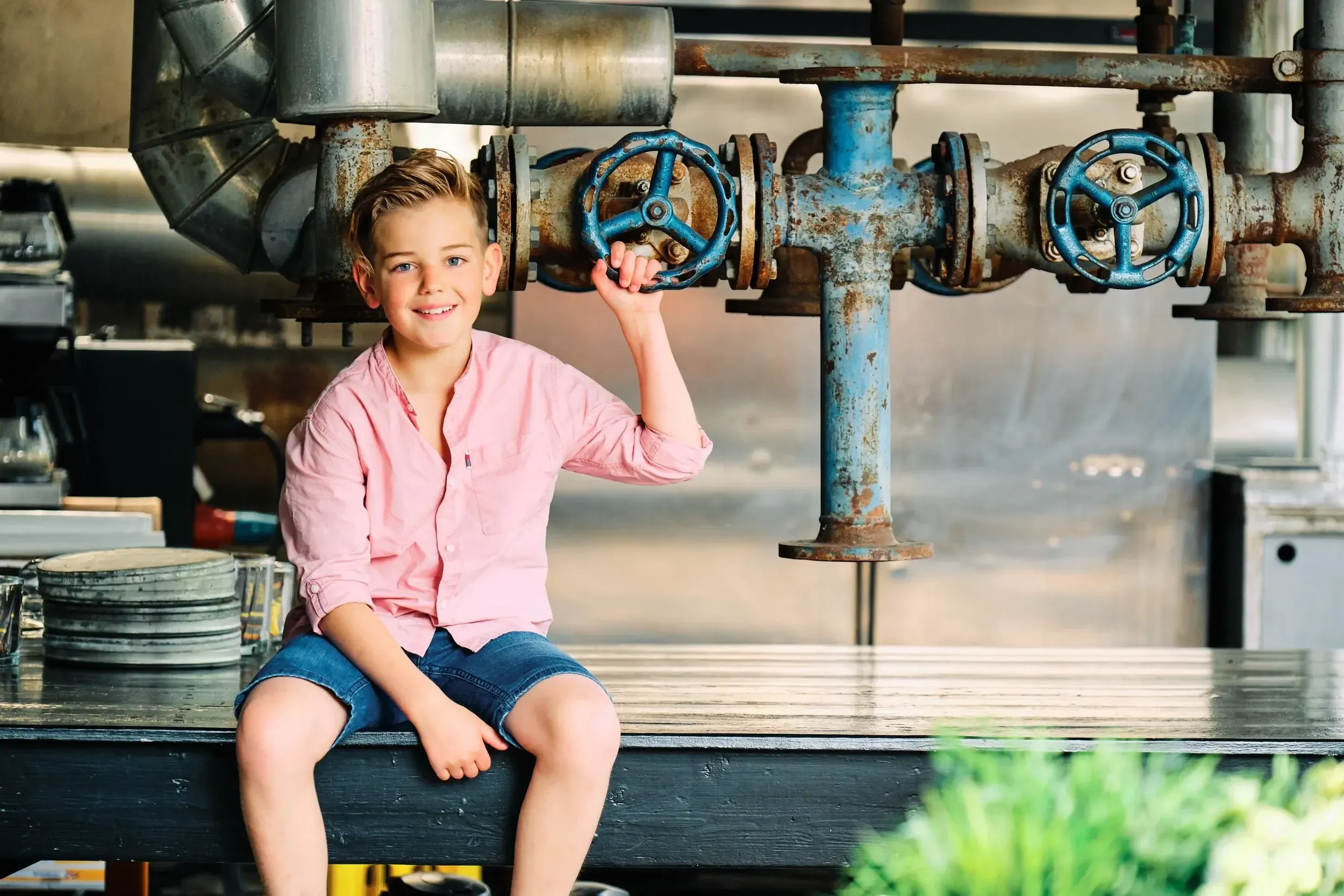 Een familieshoot in de oude fabriek Lijm & Cultuur is een altijd droog en prachtig licht.