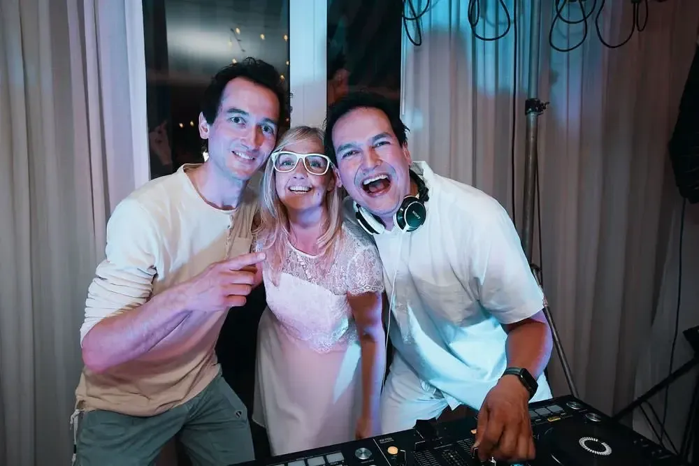 Stef Segers samen met Jordie en Ingrid achter de DJ-booth