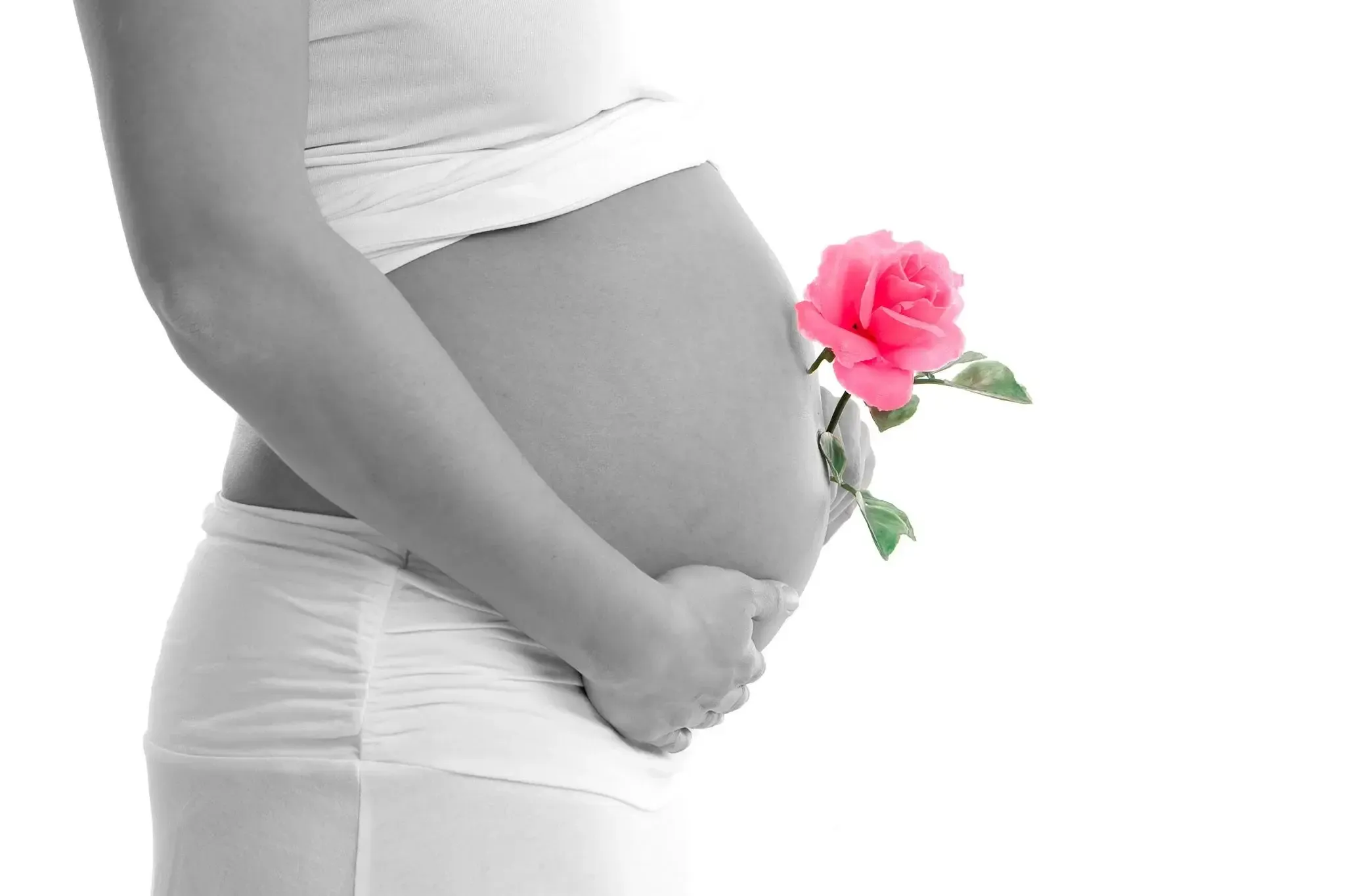 Met verschillende props kun je mooie en artistieke foto's maken. Het meisje dat in de buik zat, kreeg de naam Rose, wat een leuke draai aan deze foto geeft. Door de foto zwart-wit te maken en de roos roze, benadruk je dat het een meisje is en leg je de focus op de roos.