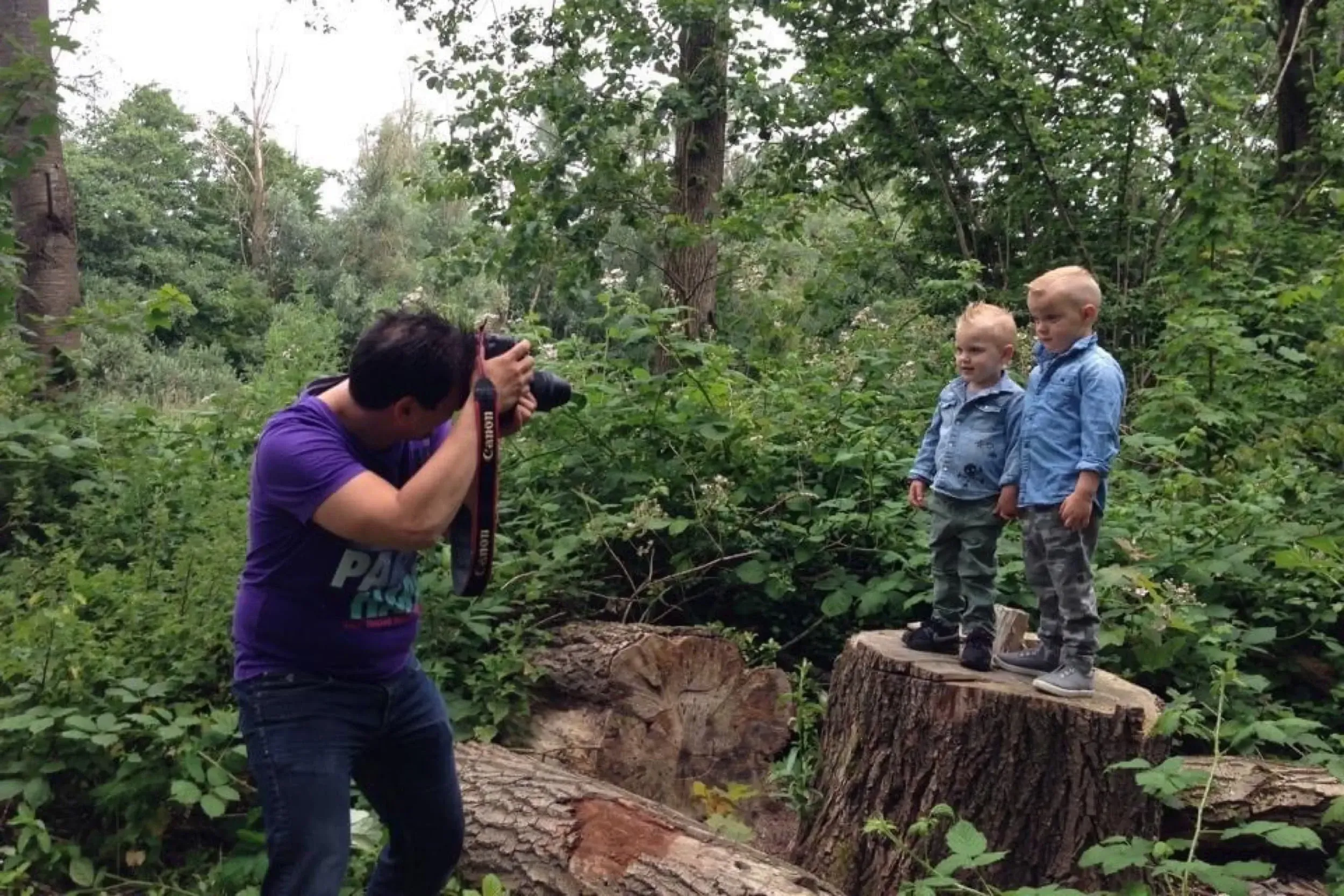 Stefan Segers aan het werk tijdens een familiefotoshoot