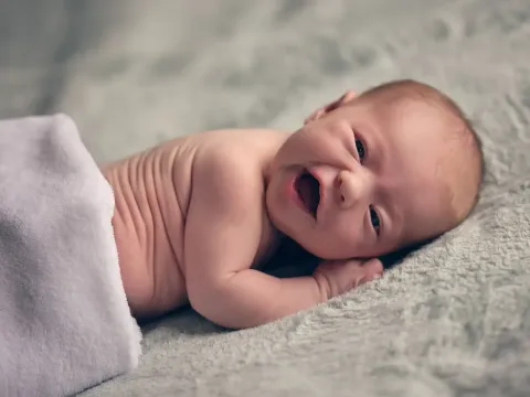 Newborn babyfotografie Zoetermeer — lachende baby